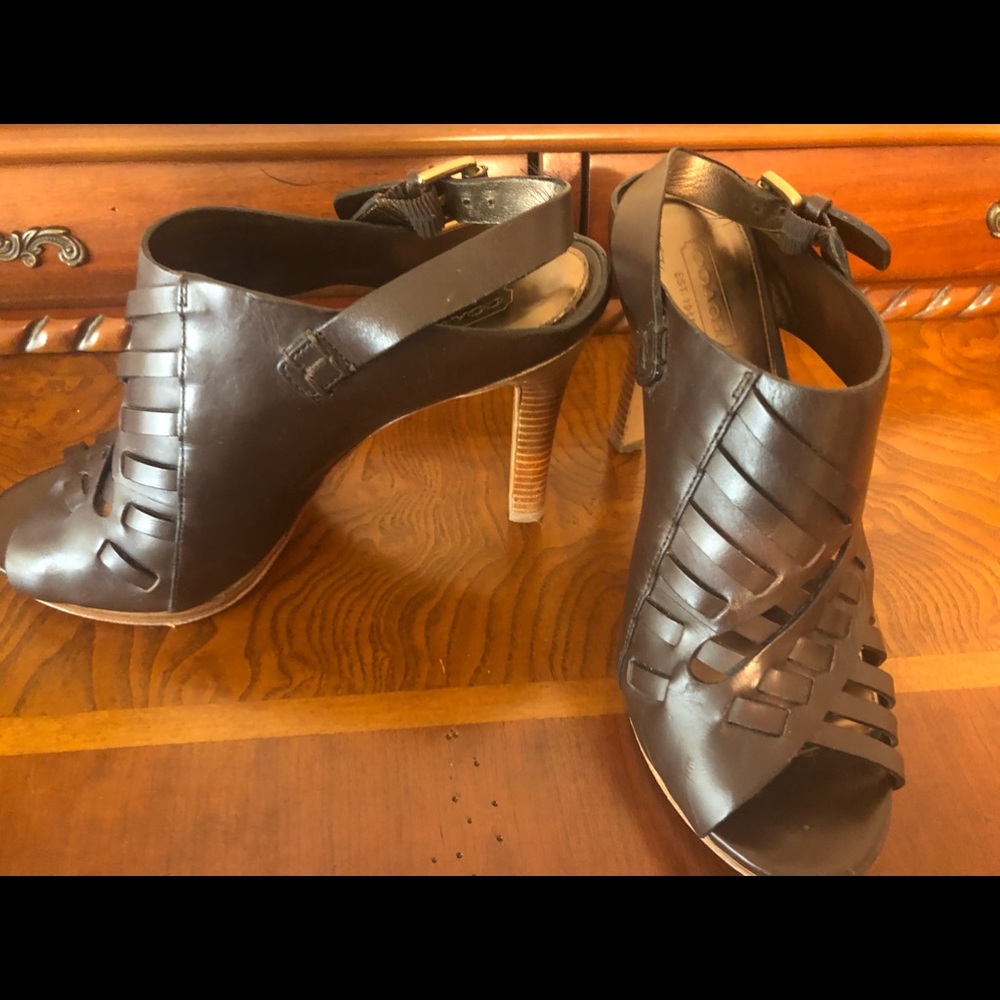 Stack-heel leather pump with comfortable platform.